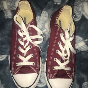 Maroon low top converse